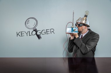 Vintage işadamı ile keylogger metin
