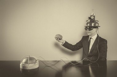 Vintage işadamı ofis masa başında oturan uyarı ışığı ile