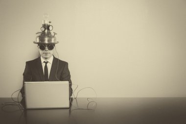 Vintage işadamı ofis masa başında oturan