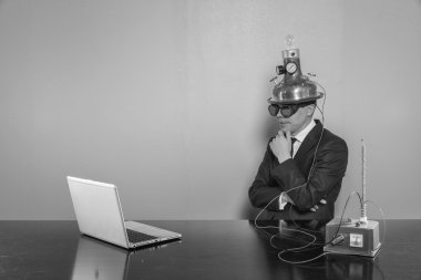 Vintage işadamı ofis masa başında oturan