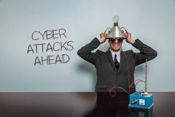 Kybernetické útoky dopředu text s vintage podnikatel — Stock fotografie