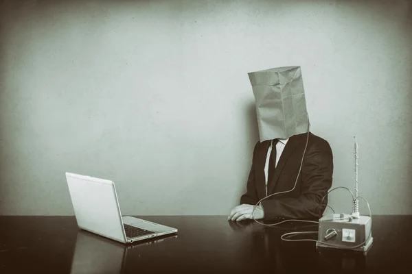 Homem de negócios vintage sentado na mesa de escritório — Fotografia de Stock