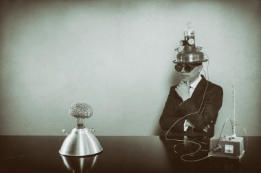 Vintage işadamı ofis masa başında oturan