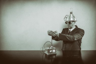 Makine ile ofis masa başında oturan işadamı