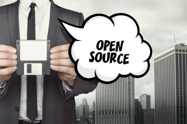 Açık kaynak metin üzerinde işadamı ile konuşma balonu