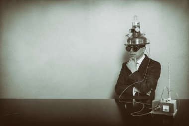 Vintage işadamı ofis masa başında oturan