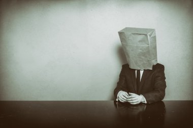 Vintage işadamı ofis masa başında oturan