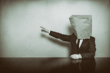 Vintage işadamı ofis masa başında oturan