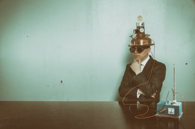 Vintage işadamı ofis masa başında oturan