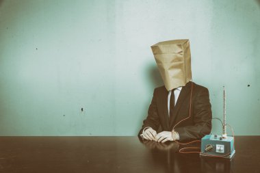 Vintage işadamı ofis masa başında oturan