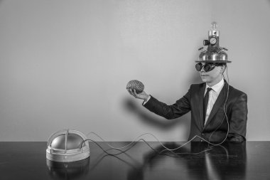 Vintage işadamı ofis masa başında oturan uyarı ışığı ile