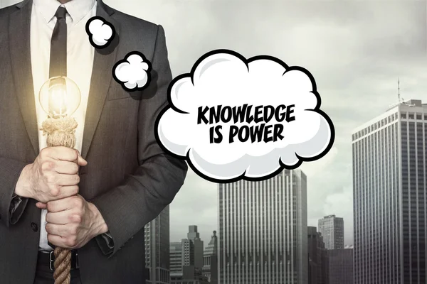 Kennis is macht tekst op de tekstballon met zakenman — Stockfoto