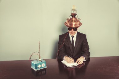 Not Defteri ile ofis masa başında oturan işadamı