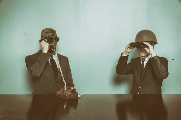 Dois homens de negócios sentados na mesa do escritório — Fotografia de Stock