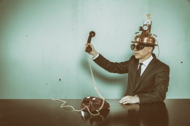 Vintage işadamı ofis masa başında oturan