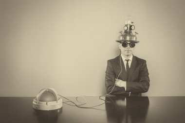 Vintage işadamı ofis masa başında oturan uyarı ışığı ile