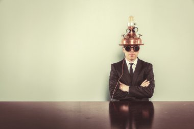 Not Defteri ile ofis masa başında oturan işadamı