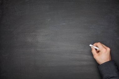 Boş yazı tahtası üzerinde el