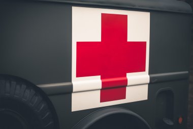 Kızıl Haç bir vintage ordu ambulans üzerinde kapat 