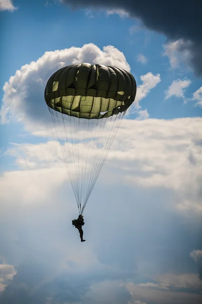 Parachutist in the war — Stock Photo, Image