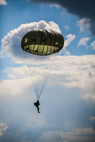 Parachutist in the war 