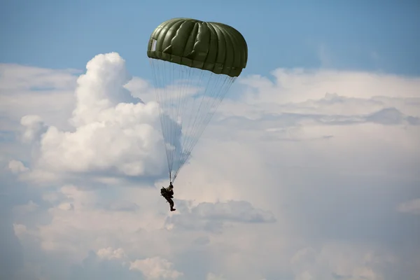 Parachutist in the war — Stock Photo, Image