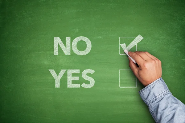 Yes or No, two choices written on blackboard — Stock Photo, Image