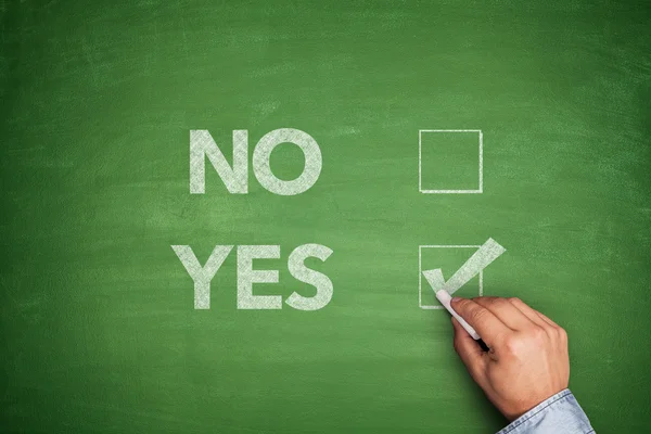 Yes or No, two choices written on blackboard — Stock Photo, Image