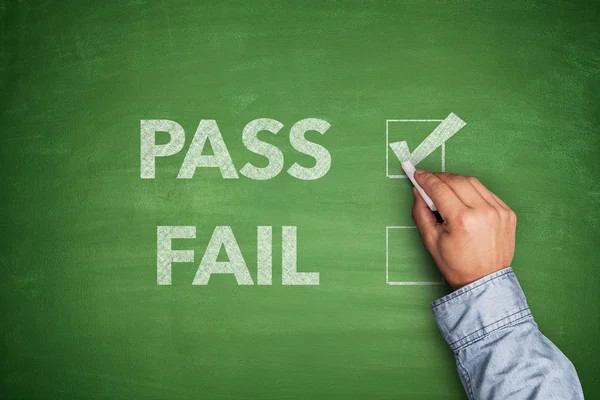 Vakjes aan te kruisen voor Pass of Fail op blackboard — Stockfoto