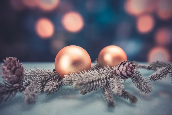 Kerstmis achtergrond met gouden kerst ballen — Stockfoto