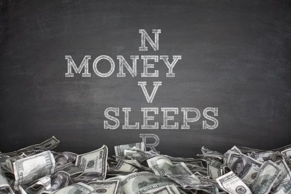 Χρήματα δεν κοιμάται ποτέ σε μαυροπίνακα φόντο — Φωτογραφία Αρχείου