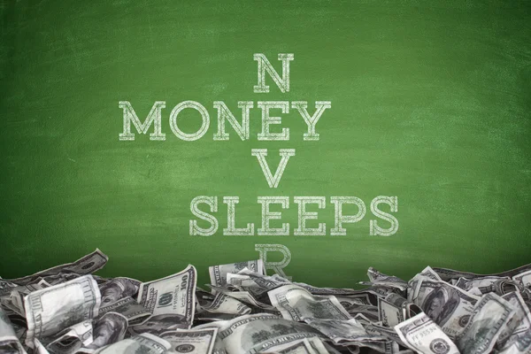 Geld slaapt nooit op blackboard achtergrond — Stockfoto