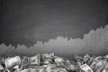 Blackboard arka plan üzerinde para yığını
