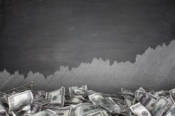 Hög med dollarsedlar på blackboard bakgrund — Stockfoto