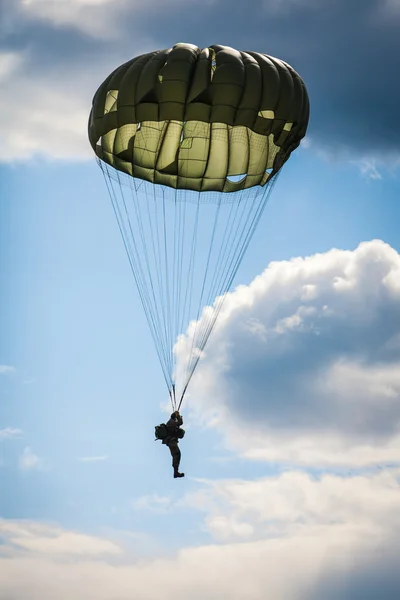 Parachutist in the war — Stock Photo, Image