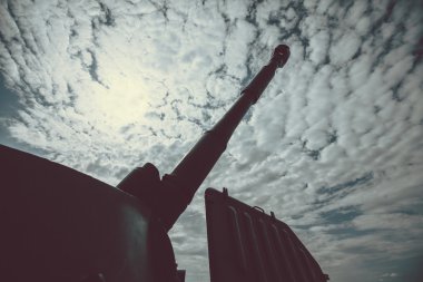 Gökyüzü üzerinde işaret Cannon tüp