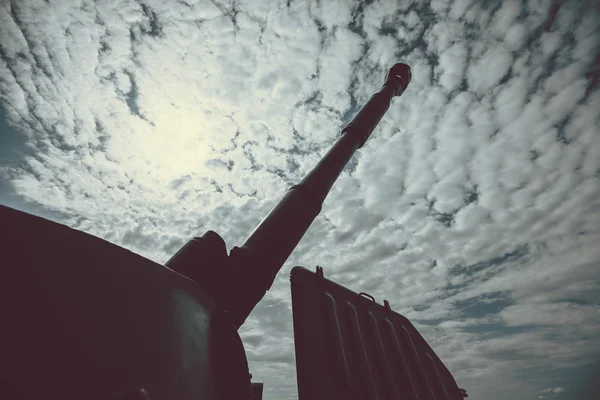 Cannon buis wijzen op sky — Stockfoto