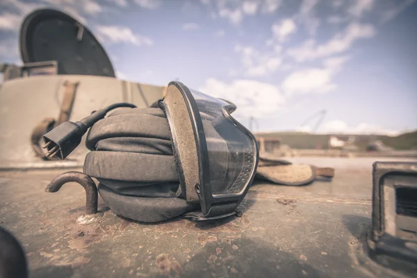 Helmet and goggles on tank — Stock Photo, Image