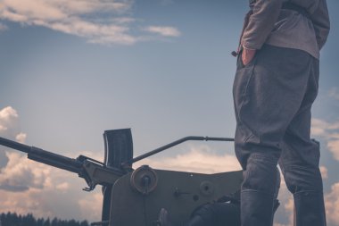Asker ile uçaksavar topu