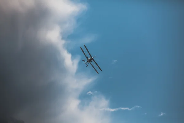 Avión de guerra en el cielo nublado —  Fotos de Stock