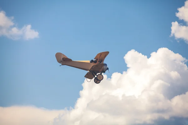 Kriegsflugzeug am bewölkten Himmel — Stockfoto