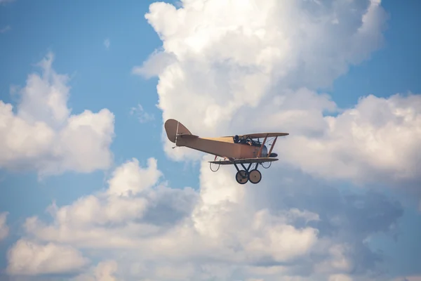 Avion de guerre sur ciel nuageux — Photo