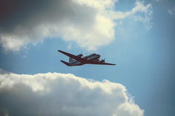 Επιβατικό αεροπλάνο στο συννεφιασμένο ουρανό — Φωτογραφία Αρχείου