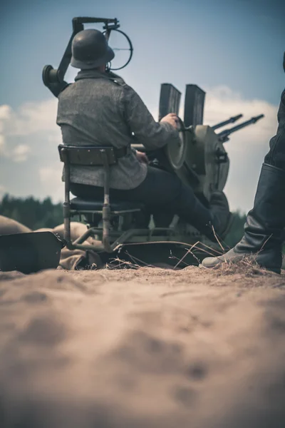 Pistola anti-aérea com soldados — Fotografia de Stock