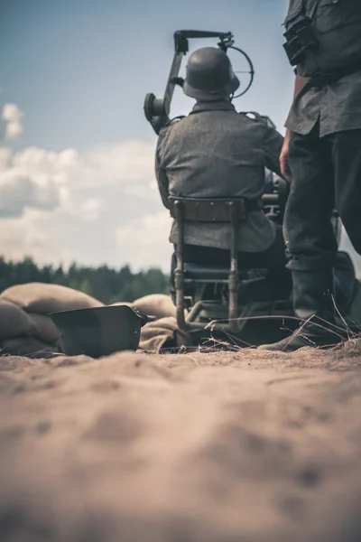 Зенитная пушка с солдатами — стоковое фото