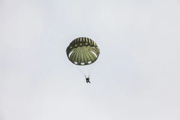 Paraquedistas no céu nublado — Fotografia de Stock