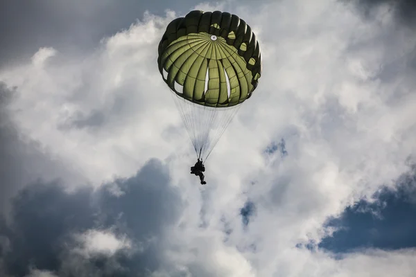 Fallskärmshoppare i molnig himmel — Stockfoto