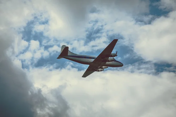 Passagierflugzeug am bewölkten Himmel — Stockfoto