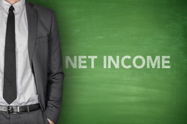 Yeşil yazı tahtası üzerinde net gelir metin