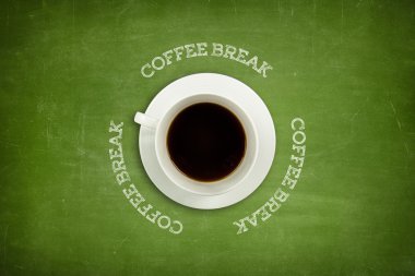 Blackboard ile kahve fincanı kahve molası metin